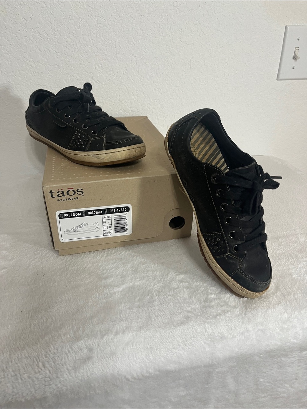 Taos Footwear Black Leather Low-Top Lace-Up Sneakers